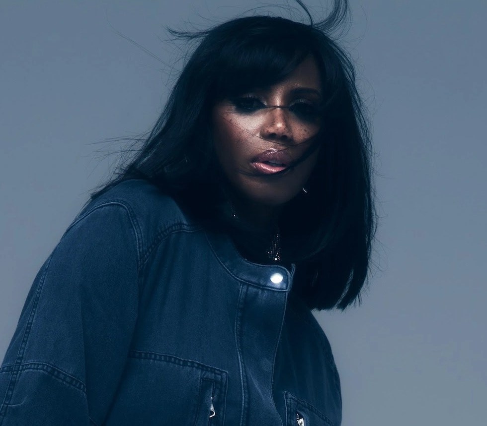 Shaznay Lewis kiss of life